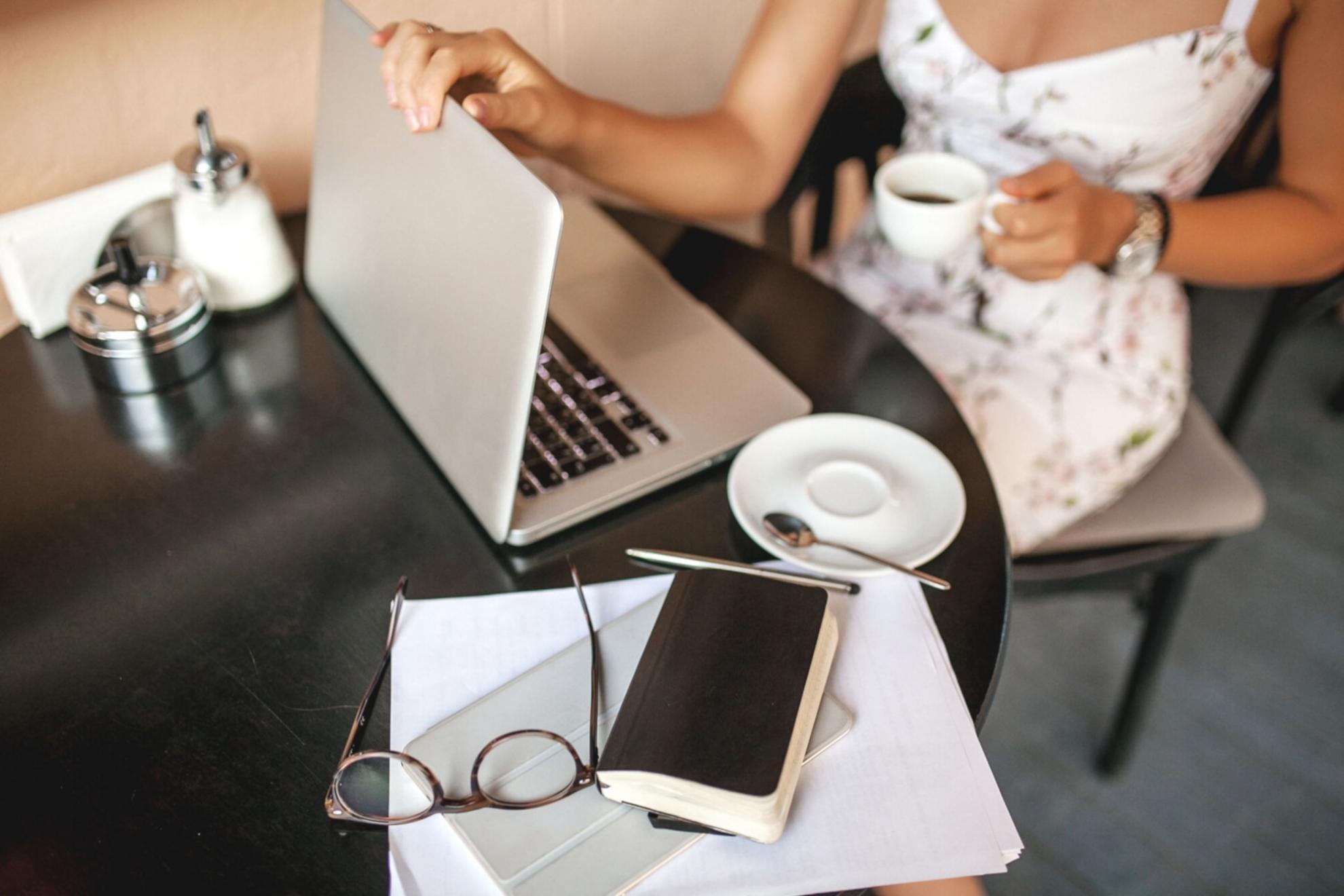 Verschiedene Geräte zeigen die Mytherosivex-Plattform